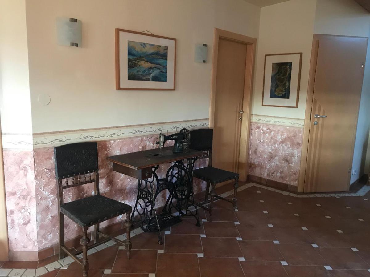 Helle, Offene Dachgeschosswohnung Mit Terrasse Felsőlászló Kültér fotó
