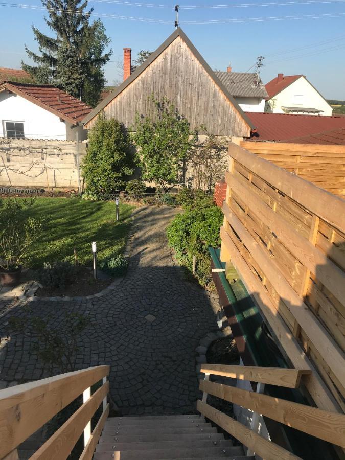 Helle, Offene Dachgeschosswohnung Mit Terrasse Felsőlászló Kültér fotó